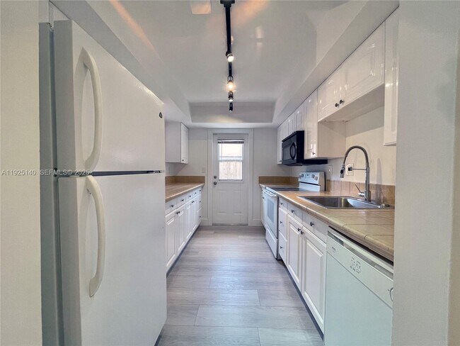 Building Photo - 2230 Spanish Trail