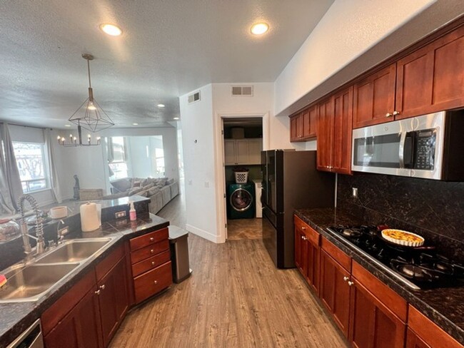 Building Photo - Spacious Four Bedroom Home off Veterans Parkway