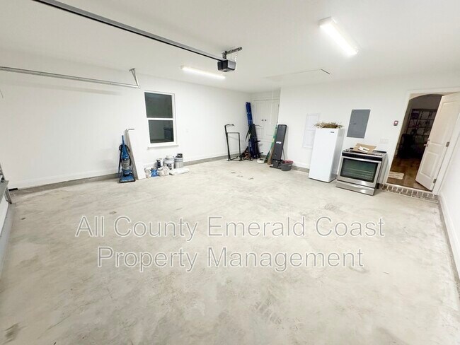 Building Photo - 481 Kelly St