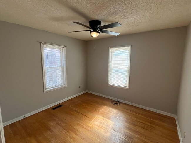 Building Photo - "Charming 3-Bed, 1 bath Retreat with Beautiful Floors on Laura Avenue!"