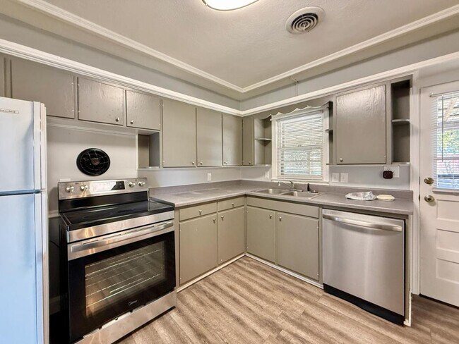 Building Photo - 800 McAbee Dr