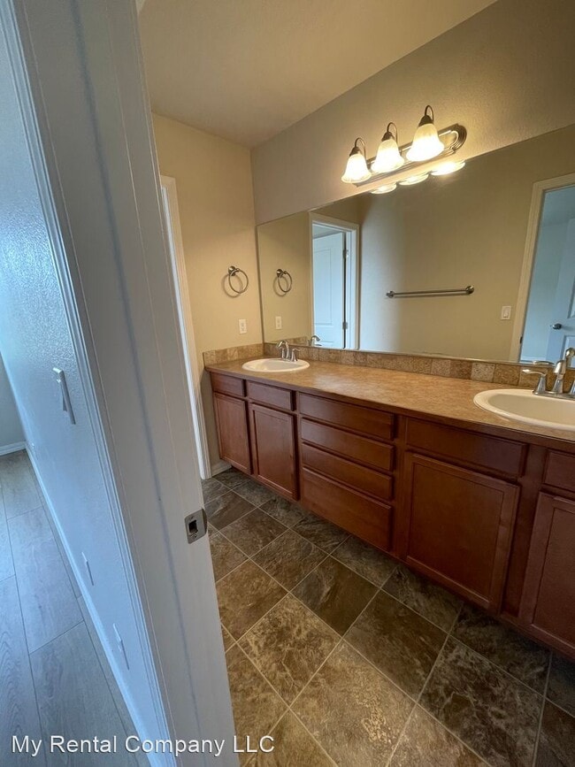 Building Photo - 3 br, 2.5 bath House - 1459 SW Sagebrush Lane