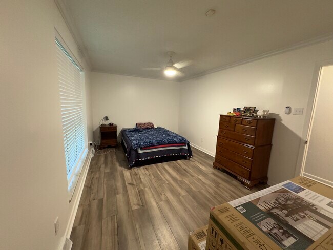 Building Photo - 10412 Pinedale Dr