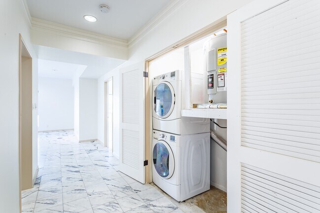 Building Photo - 1302 Marina Bay Dr