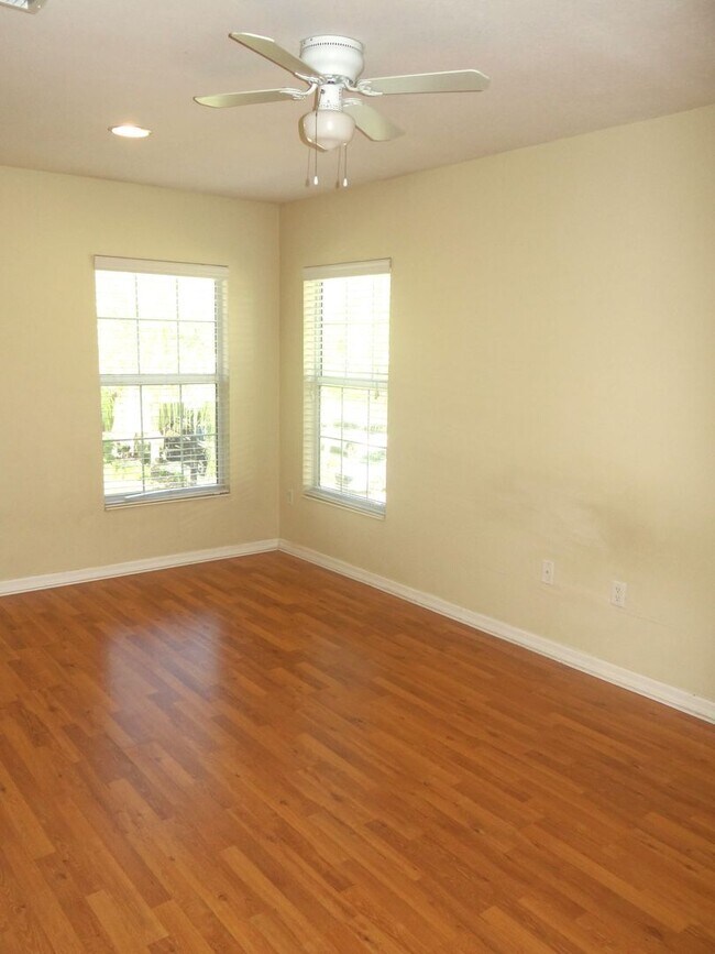Building Photo - 4 bedroom, 2.5 bath, 1 car garage townhouse