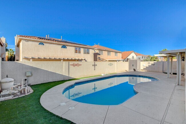 Building Photo - POOL House in Silverado Ranch!