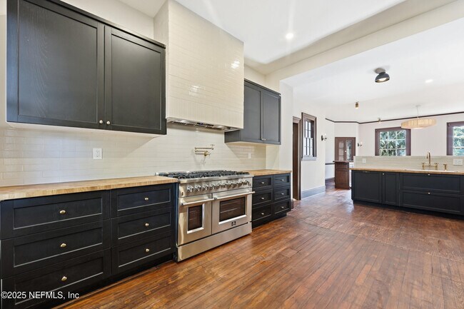 Building Photo - 2979 St Johns Ave