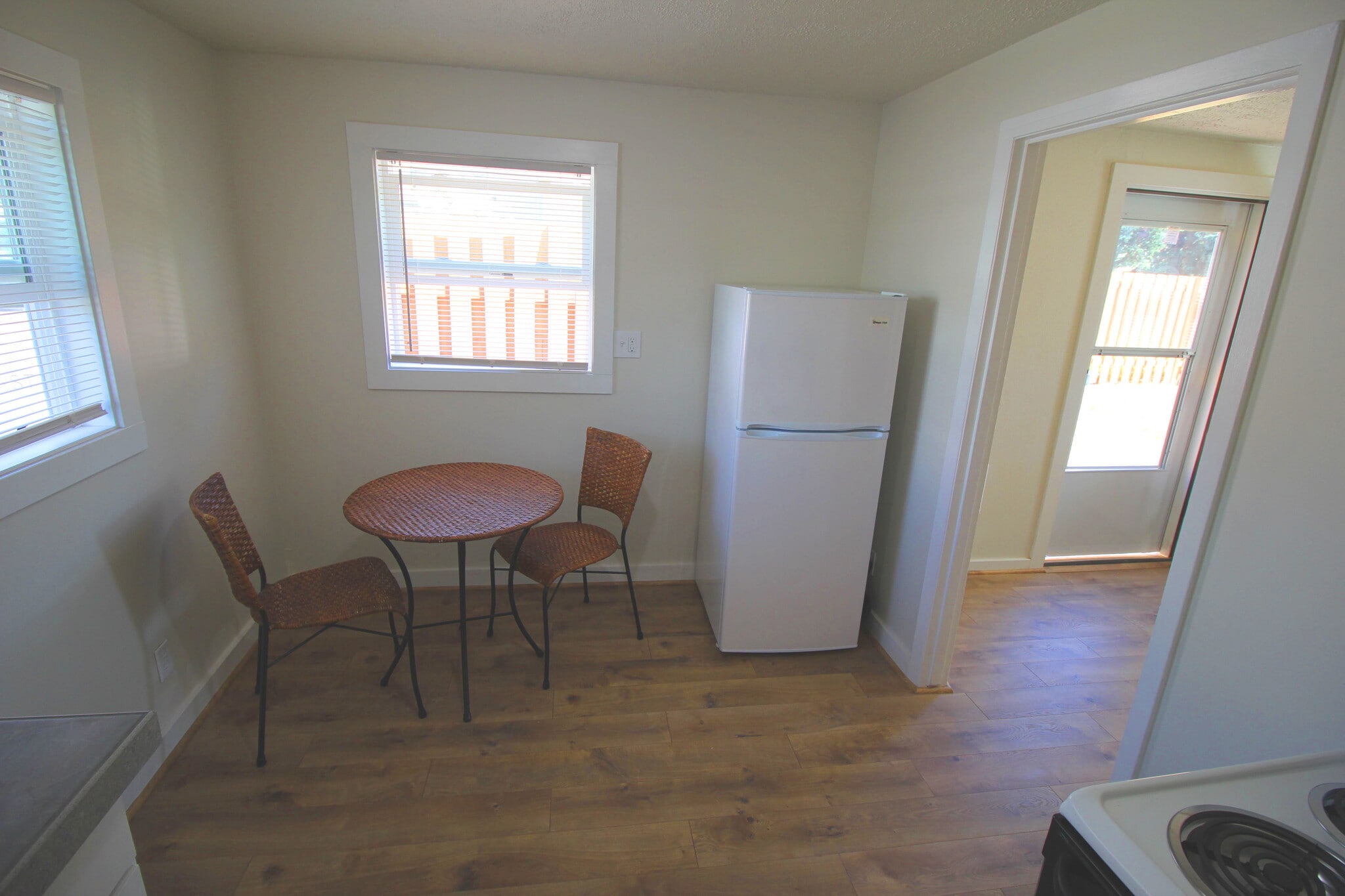 dining area - 210 Northeast 5th Avenue