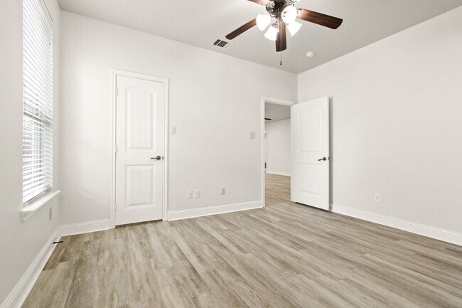 Building Photo - 3122 Rogers Ave