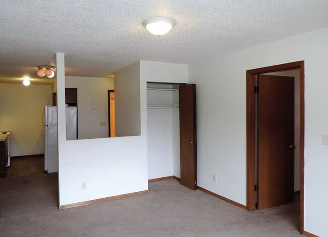 Building Photo - $1,195 | 3 Bedroom, 1 Bathroom 2nd Floor A...