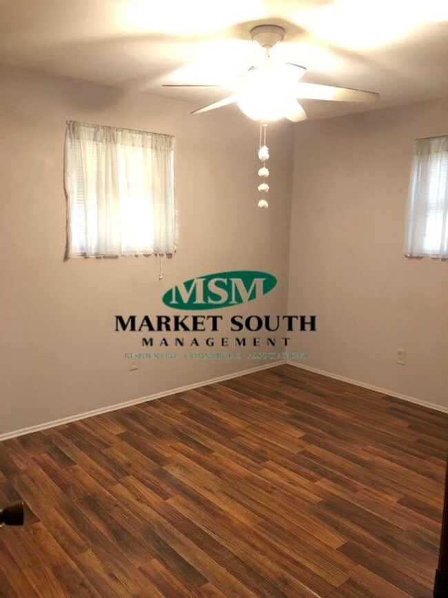 Building Photo - Convenient Southside Location