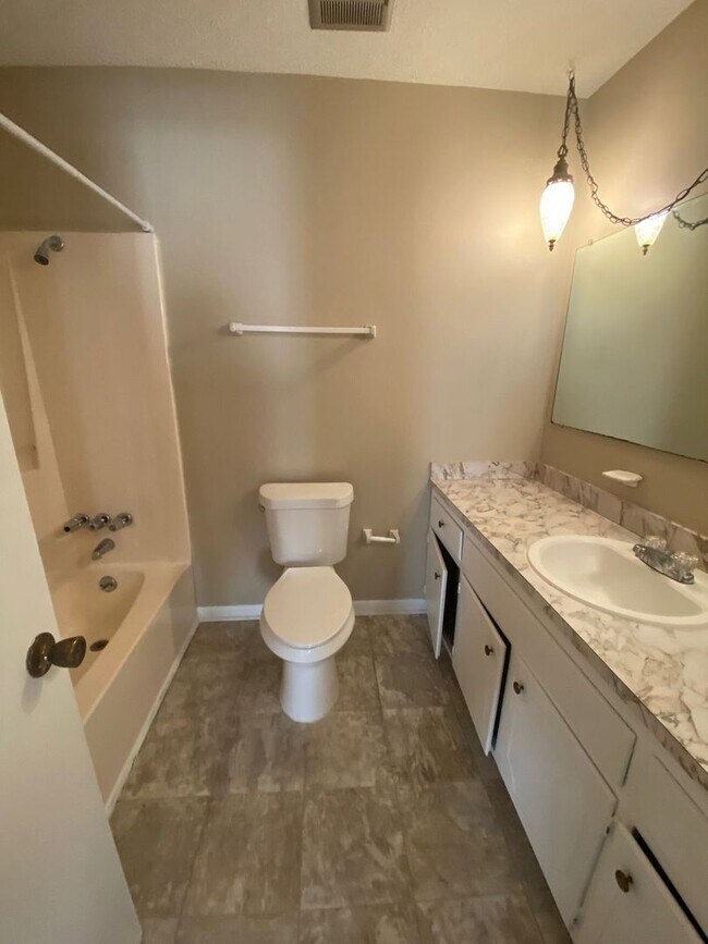 Building Photo - Spacious 3Bed/2Ba Brick Home Near Tyndall AFB! *1/2 Off Security Deposit for Active-Duty Miliary!*