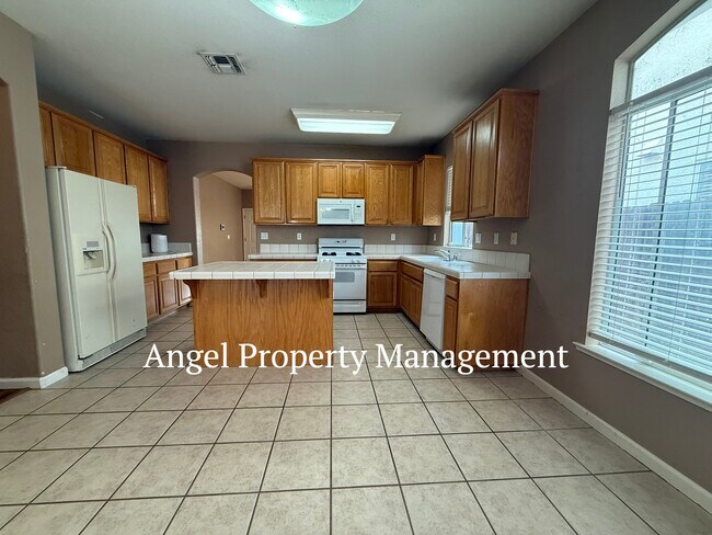 Building Photo - 2125 Galen Dr
