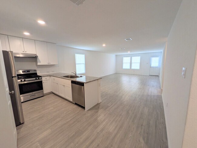 Building Photo - Fresh and Clean in New Braunfels!!