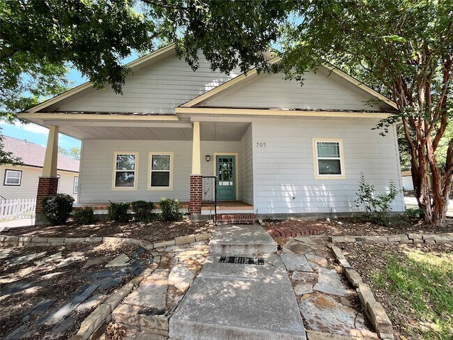 Building Photo - 709 Roberts St