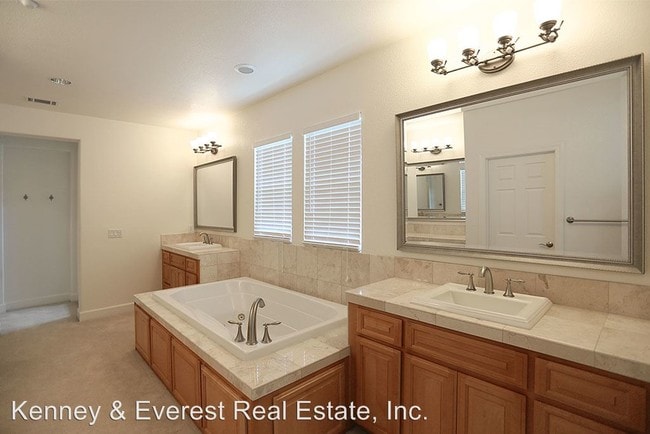 Building Photo - 3 br, 3.5 bath House - 11 West Barberry Place