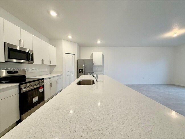 Building Photo - 3032 Park Pl