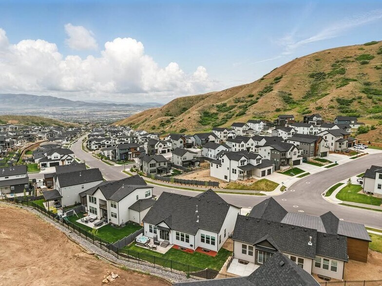 Building Photo - 6062 N Fox Cyn Rd