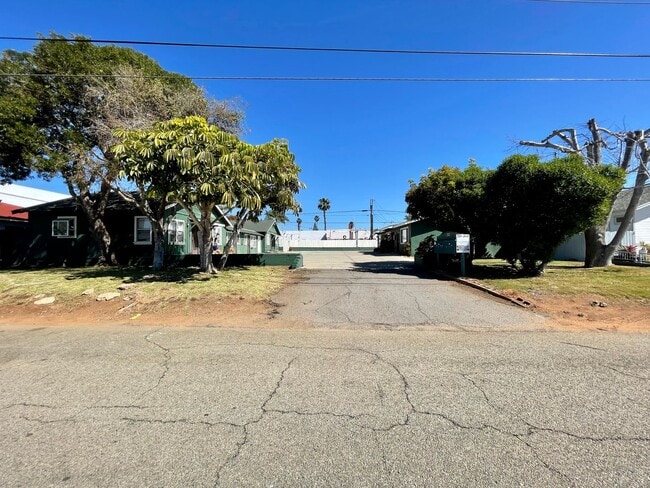 Building Photo - Studio West of PCH!