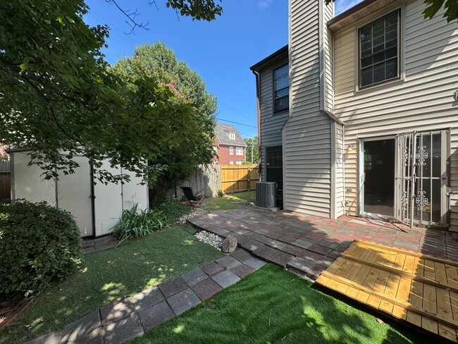 Building Photo - Charming 2-Bed, 2.5-Bath Home in Vibrant Norfolk   " ASK ABOUT OUR ZERO DEPOSIT"