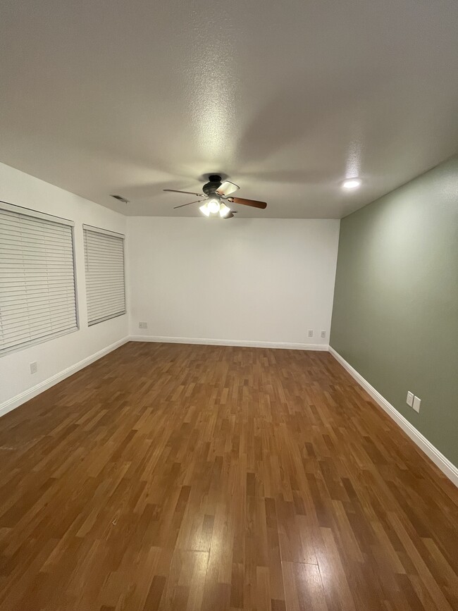 Building Photo - 480 S 200 W