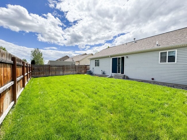 Building Photo - 3 Bed - 2 Bath - Fenced Yard