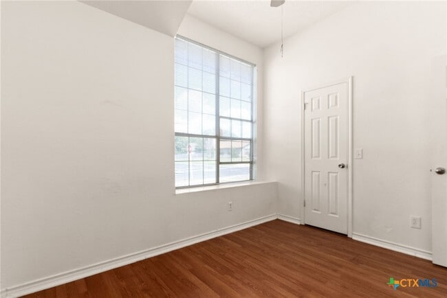 Building Photo - 2702 Hemlock Dr