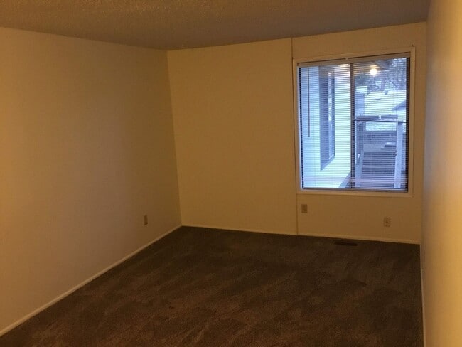 Building Photo - 3 bedroom 2 bathroom Duplex