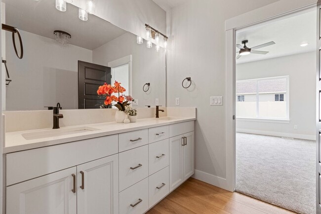 Building Photo - AWESOME 3 Bed 2 Bath Twin home in Sugar city