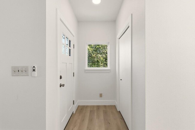 Building Photo - 814 W Mary St