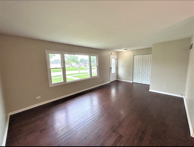 Building Photo - 8840 Hickory Dr