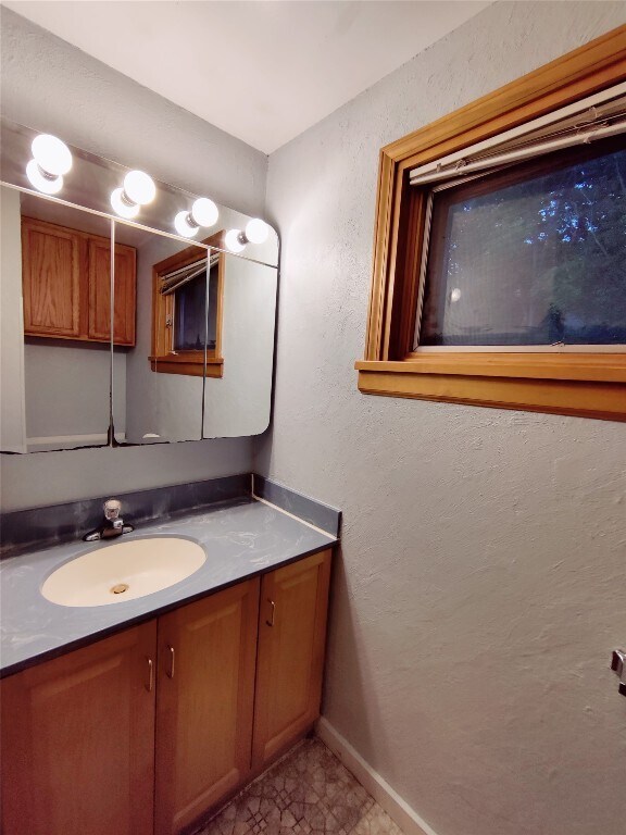 Building Photo - 813 Country Club Rd