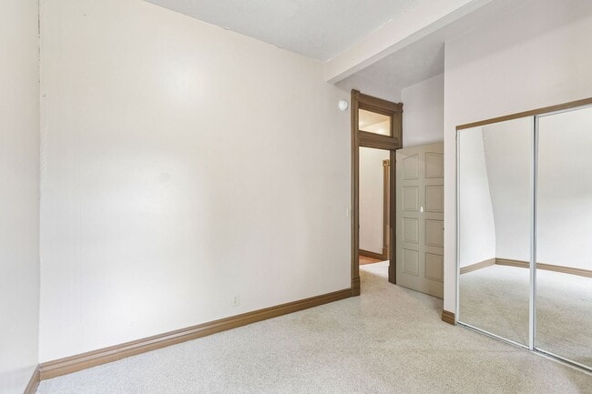 Building Photo - 2 Bedroom In Field Club!!