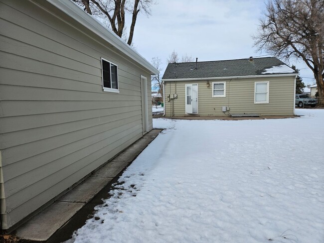 Building Photo - Adorable Light and Bright Refinished 2 Bed...