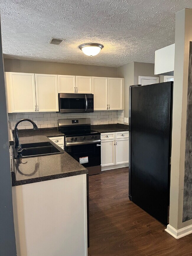 Building Photo - "Spacious 3-Bedroom Townhouse Retreat with Fireplace & Hardwood Floors in Antioch!"