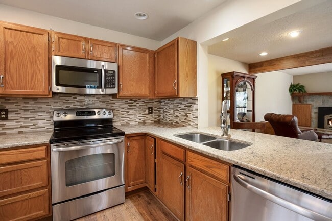 Building Photo - Move In Ready Unit on Greenway! For sale OR Rent whichever comes first!