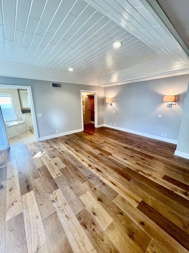 Building Photo - Stunning Remolded 3 Bedroom House in Bay H...