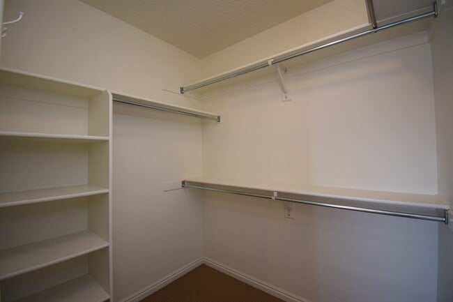 Building Photo - Charming Lakeview 3 Bed Home Near Schools & Churches!!