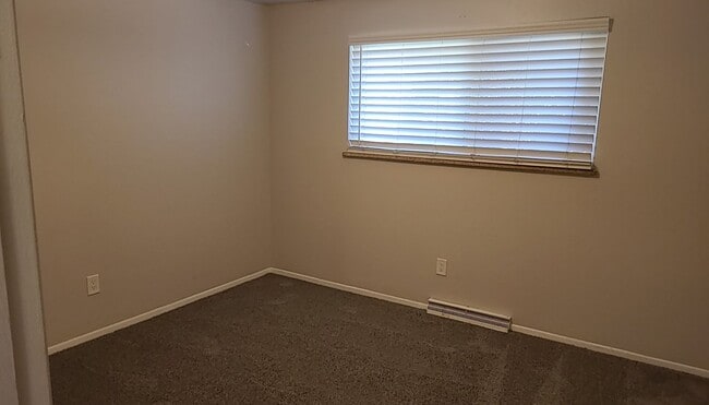 Building Photo - Updated 2 Bedroom Apartment with Private P...