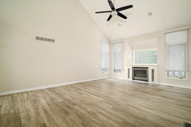 Building Photo - 38291 River Park Dr