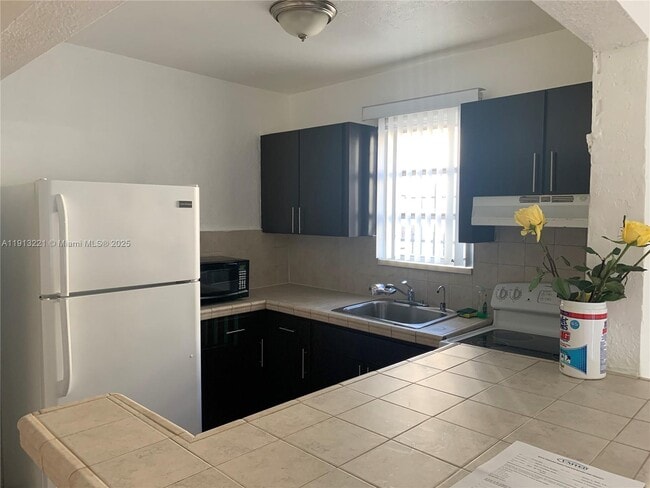 Building Photo - 2500 NW 24th Ave