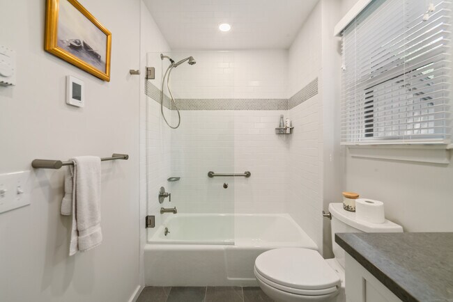 Building Photo - 595 Heritage Vlg