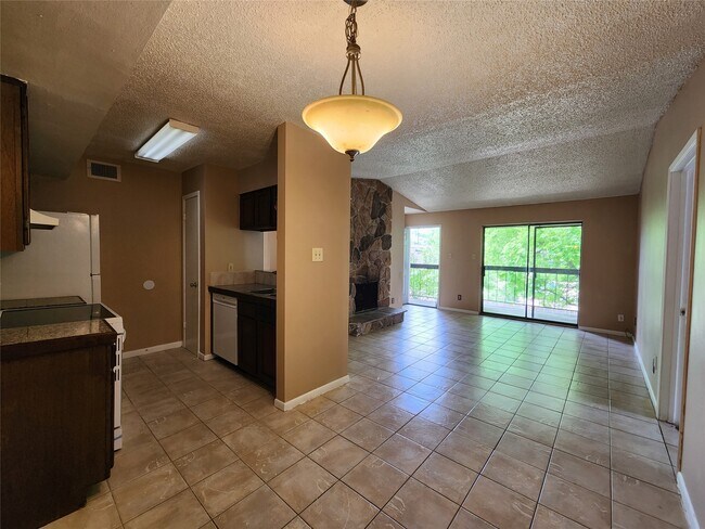 Building Photo - 17331 Red Oak Dr