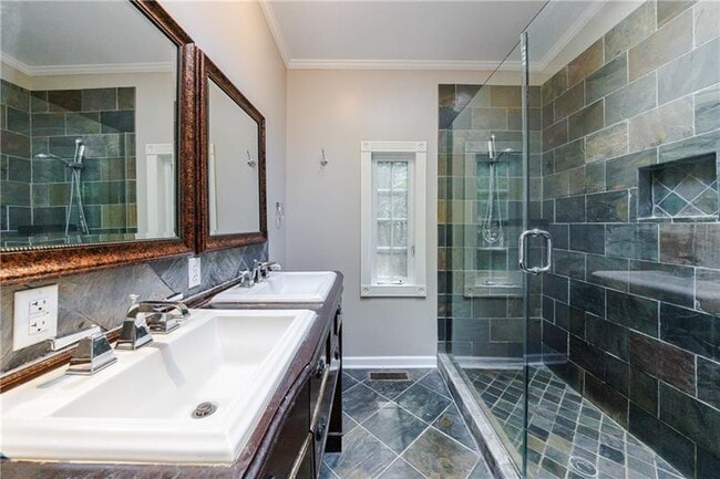 Building Photo - 2311 Pembrook Pl NE