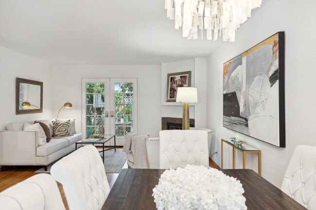 Building Photo - Delightful 3/3bth End-Unit Townhouse in Ce...