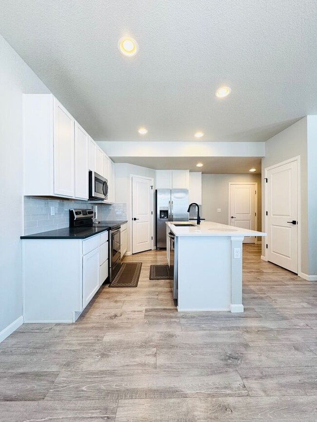 Building Photo - Beautiful 3 bedroom 3.5 bath Townhome Minu...