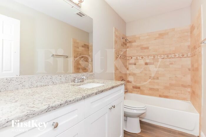 Building Photo - 1005 Greenbriar Dr