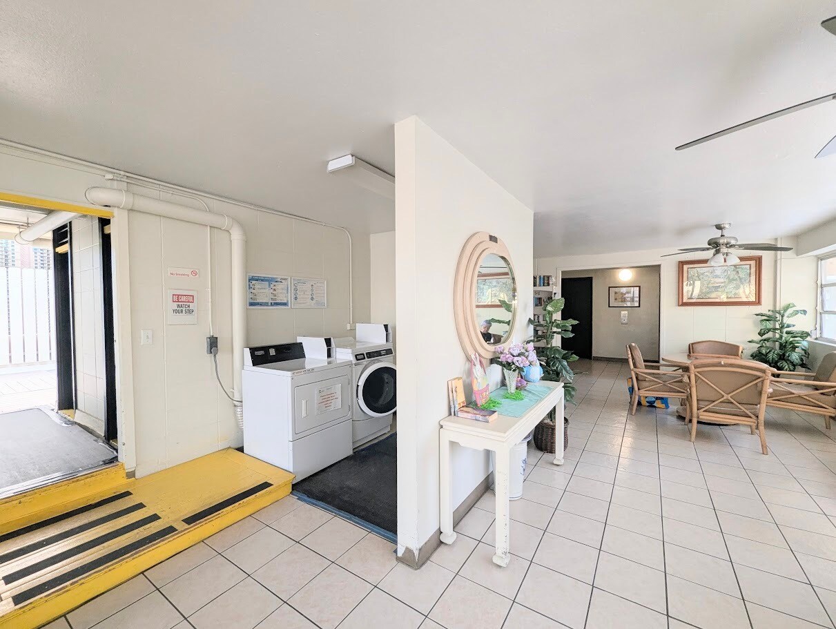 Building Photo - 425 Ena Rd