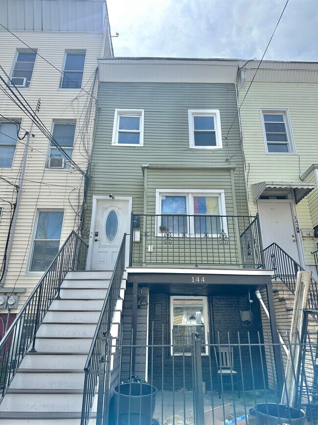 Building Photo - 144 Van Horne St