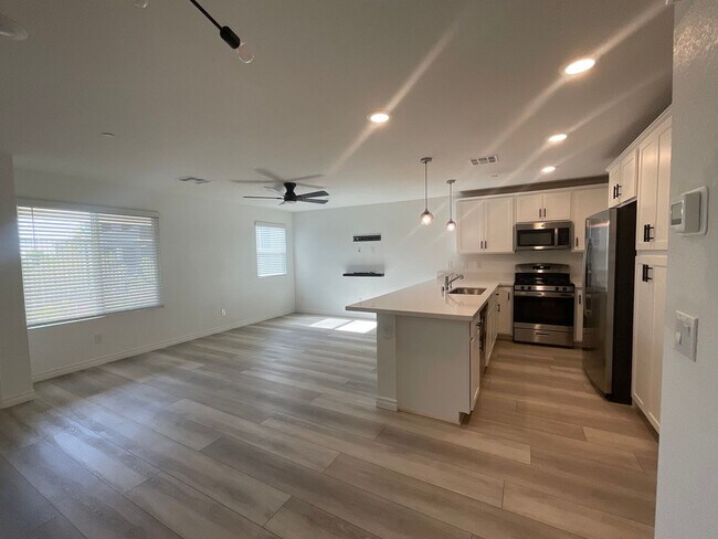 Building Photo - 3-bedroom townhome, 2cg, gated community